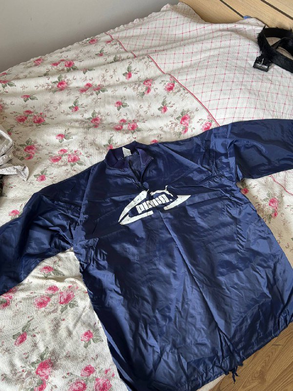 Рубашка белая Asos, коричневая кофта H&m, дождевик Puma, рубашка Ralph Lauren, футболка NY Yankees, ремень с мехом, рубашка Ikea, джинсы Levi’s, кепка, жилетка, рубашка DC, наушники Sennheizer, шорты Lee 6