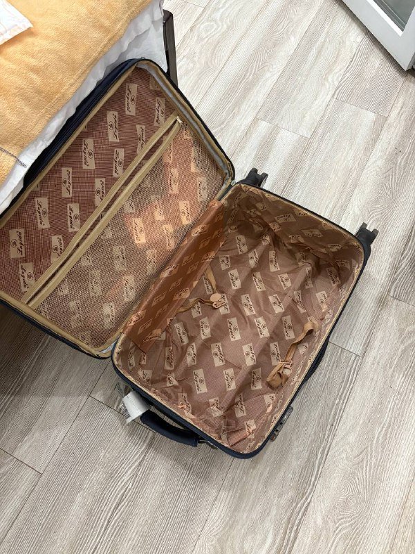 Синий чемодан размер M 2