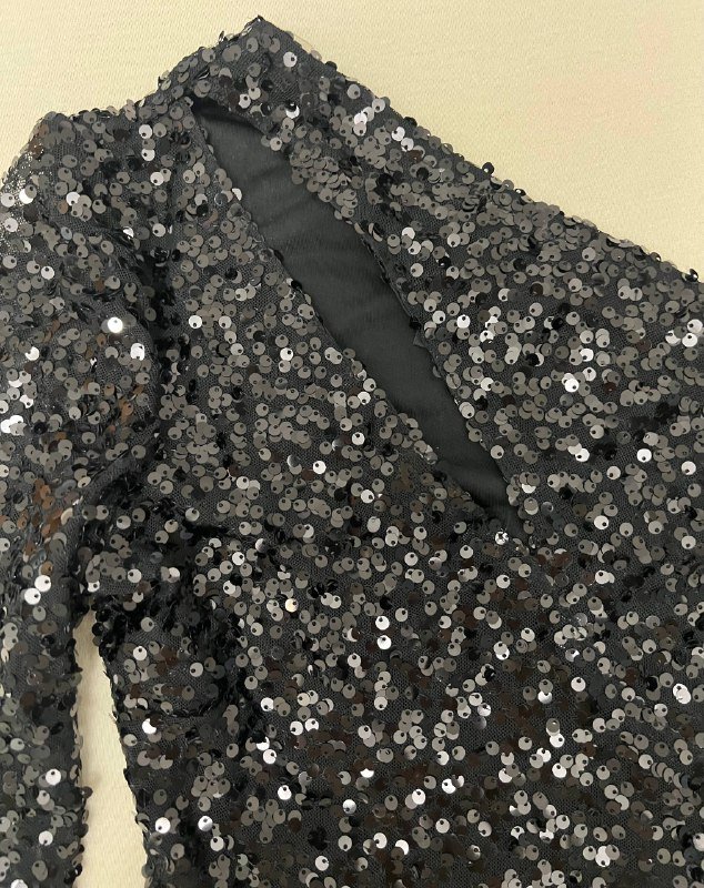 Черное платье в паетках, розовое платье, красное платье, черное платье с рукавами, оранжевый пиджак, черная зимняя дубленка 2