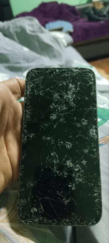 iPhone 13 Pro с разбитым корпусом и экраном 2