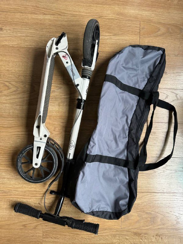 Самокат Oxelo Town 7, сумка Calvin Klein, рубашка Tommy Hilfiger, джинсы Roku, ваза JYSK 2