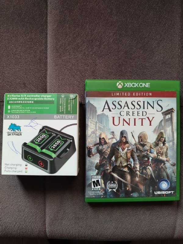 Xbox One Fat, геймпад, зарядное устройство, игра Assassins Creed Unity 3