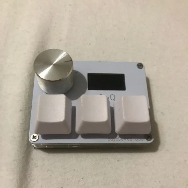 SayoDevice O3C с OLED экраном и розовыми свичами