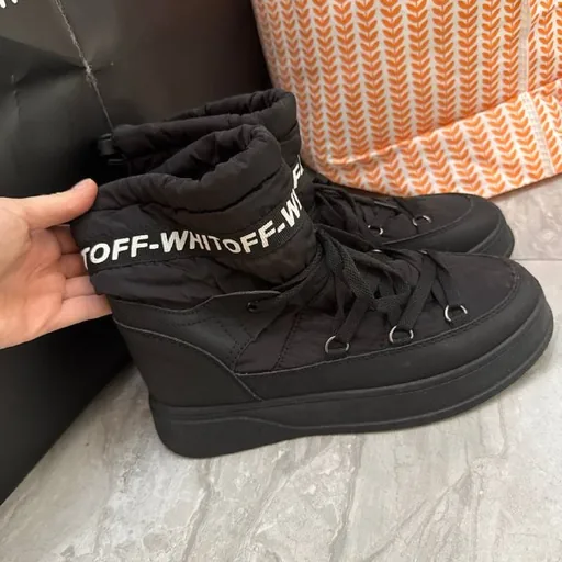 დათბუნებული ქალის Off-White-ის ჩექმები, ზომა 39