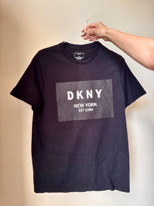 Футболка DKNY, Футболка Karl Kani, Футболка с принтом BRATZ, Топ Iets Frans, Топ Pinko, Безрукавка Burberry Golf, Винтажное поло Ralph lauren, Галстук Giorgio Armani