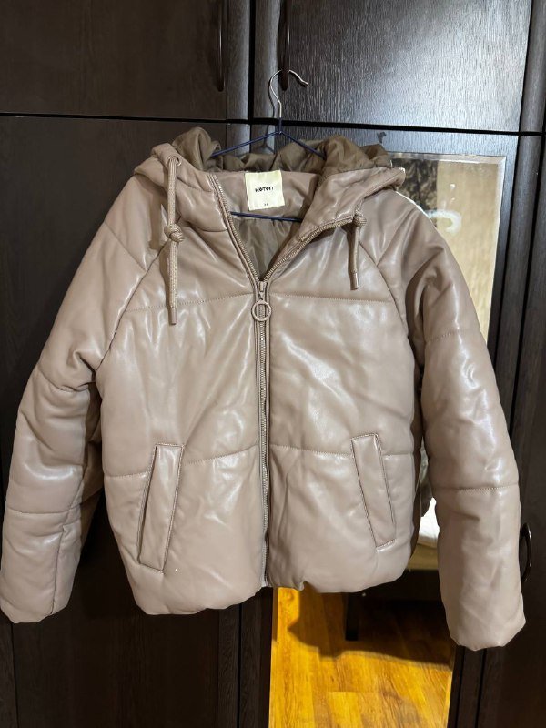 Черное платье, белый топ, дубленка, платья, куртка, комбинезон, кеды, портупея 6