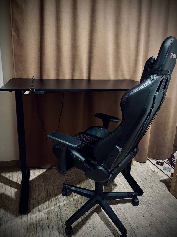 Игровое кресло JYSK NIBE, Стол JYSK SVANEKE с регулировкой высоты 3