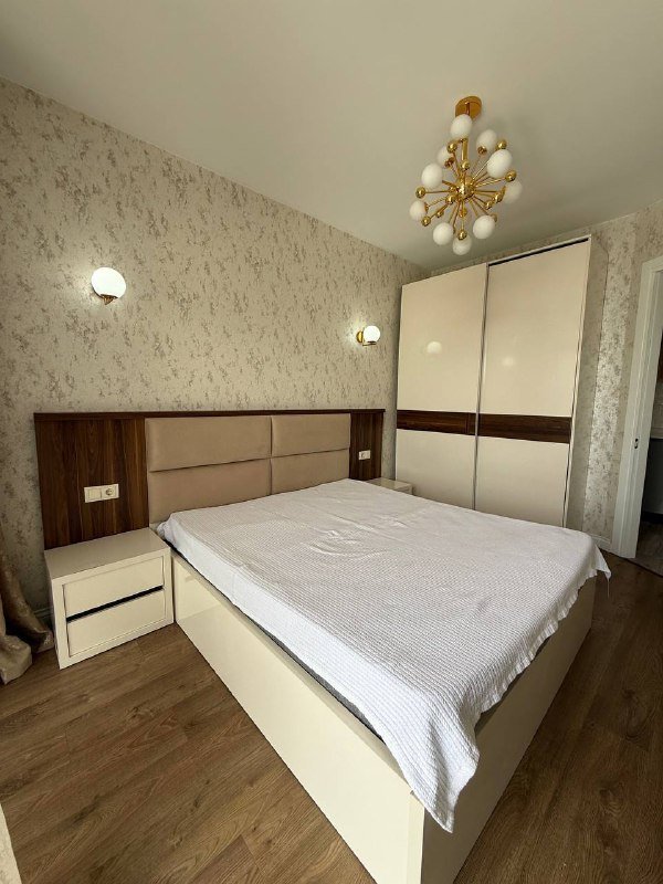 Кровать, диван, стол, стулья, тумбочка, шкафы мебель