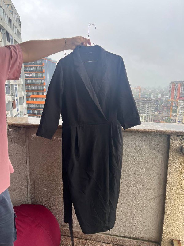 Платье нежно розовое, Платье черное на запах, Топ белый, Кофта черная оверсайз, Платье белое, Туфли белые, Ботинки черные 2