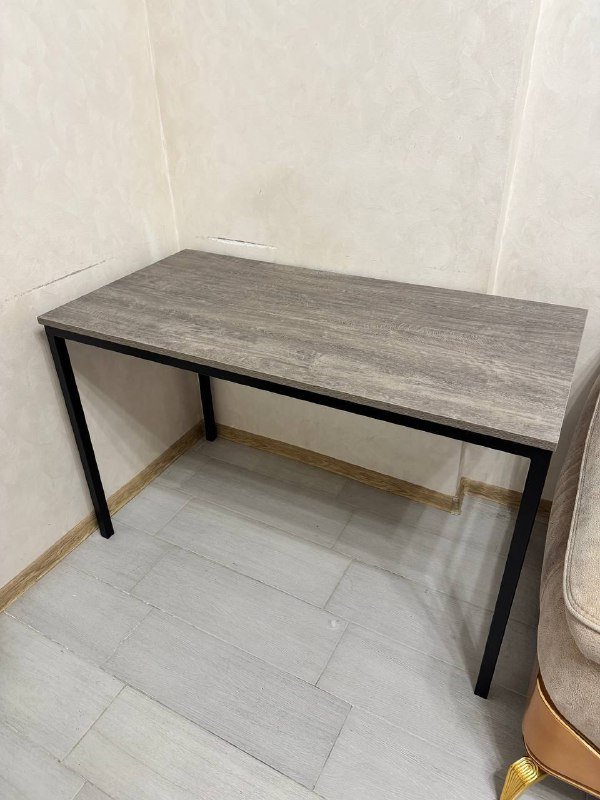 Стильный рабочий стол с металлическими ножками