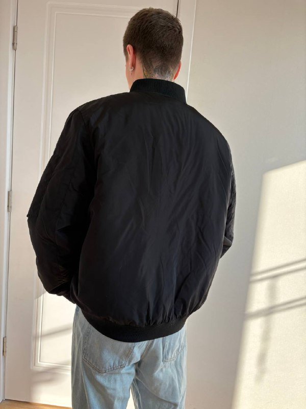 Чёрный бомбер, худи Hypers, чёрные и светло-голубые джинсы 2