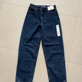 Футболки Uniqlo, спортивный топ Adidas Marimekko, сумка Marc Jacobs, джинсы Uniqlo JW Anderson 5