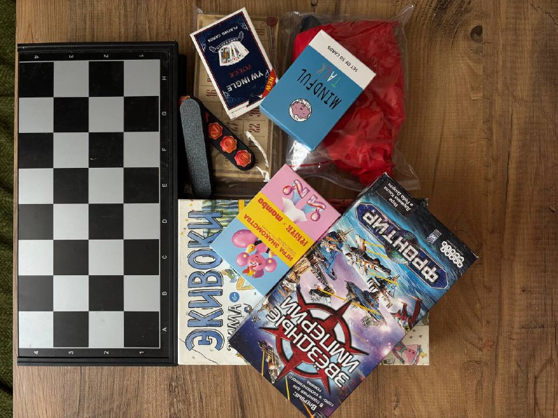 Стол письменный, Кресло, Аромалампа + эфирные масла, Игры, Книги, Постеры 2