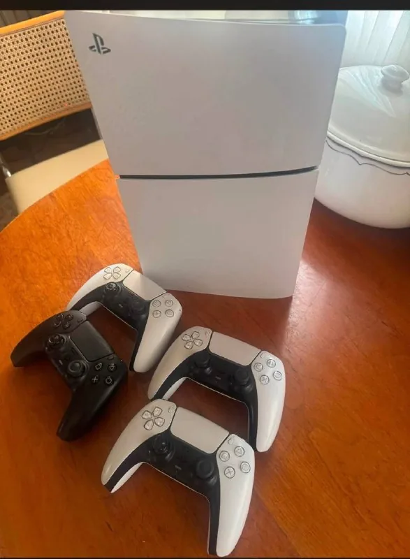 PS 5 Digital, 4 джойстика, игры 1