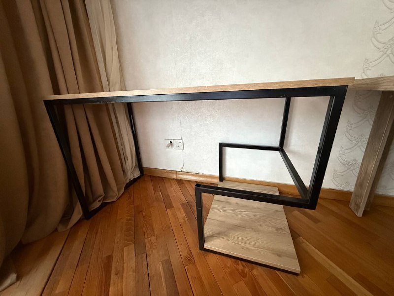 Рабочий стол с полкой для системного блока