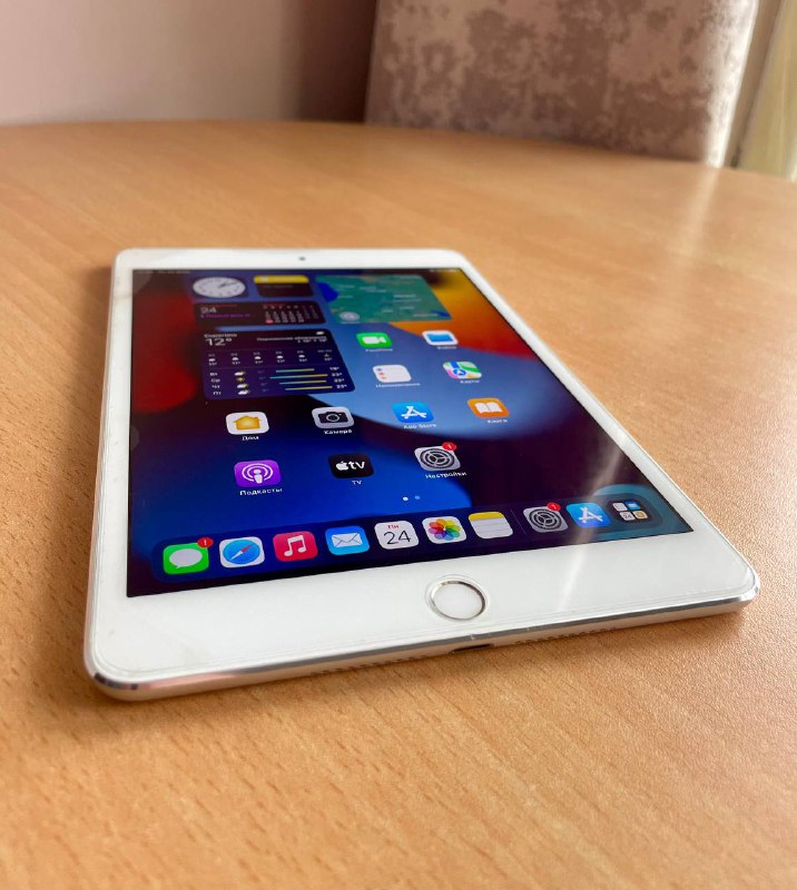 iPad Mini 4 32GB Silver with charger and case 2