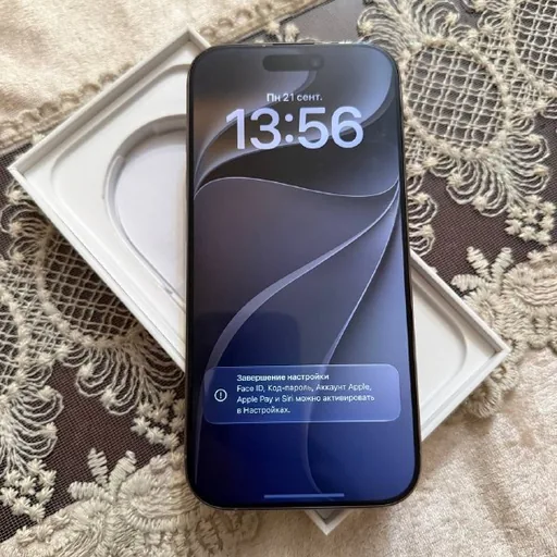 iPhone с зарядным устройством