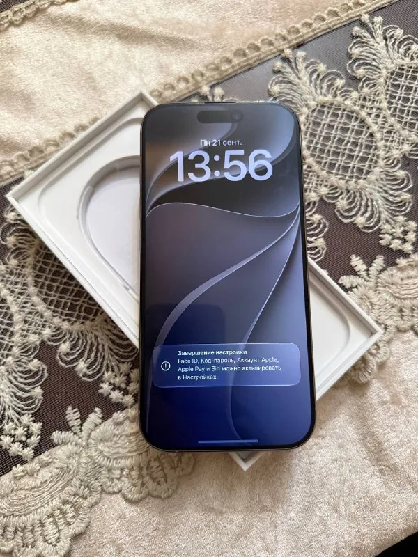 iPhone с зарядным устройством 1