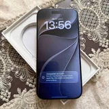 iPhone с зарядным устройством 1