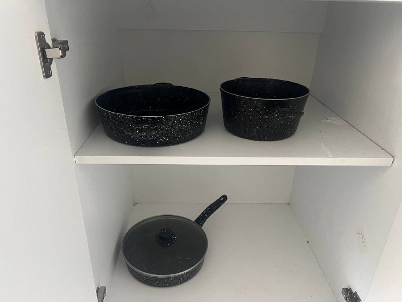 Чайник, раковина с краном, сушка для посуды, посуда, телевизор, диван, стол, стул, столик, кровать, шкаф, раковина и зеркало 5