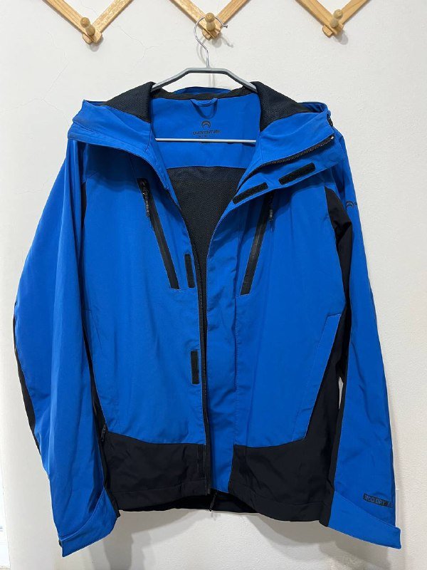 Ветровка Outventure, джемпер Outventure, джинсы Armani Exchange