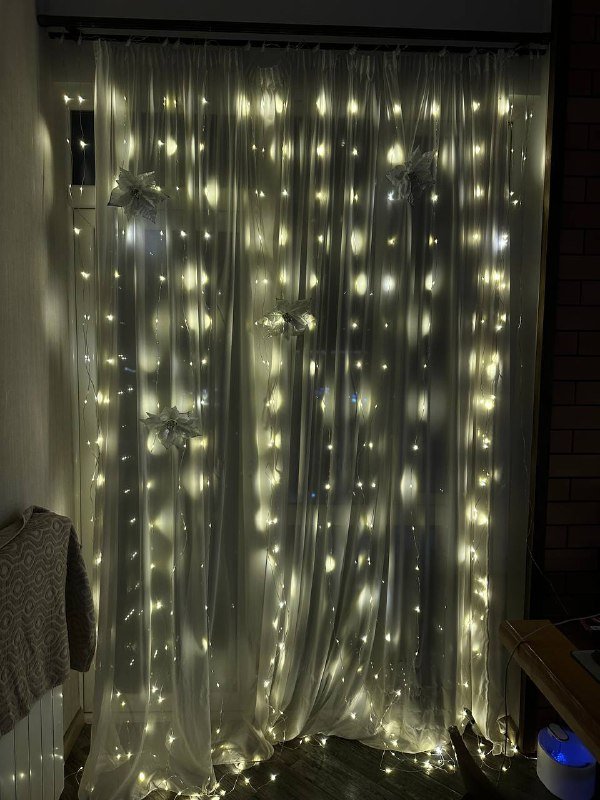 Искусственная ёлка 1,40 с гирляндами и игрушками 2