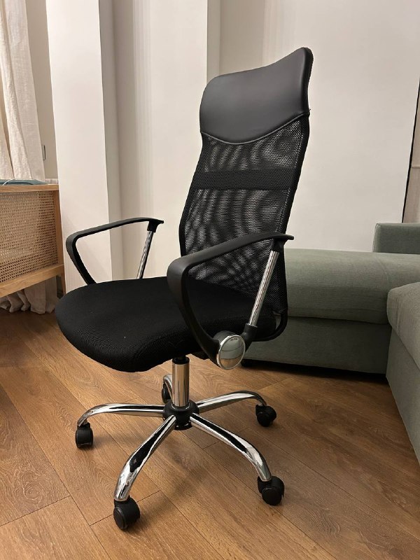 Рабочий стол, журнальный столик, кресло, лампа 7