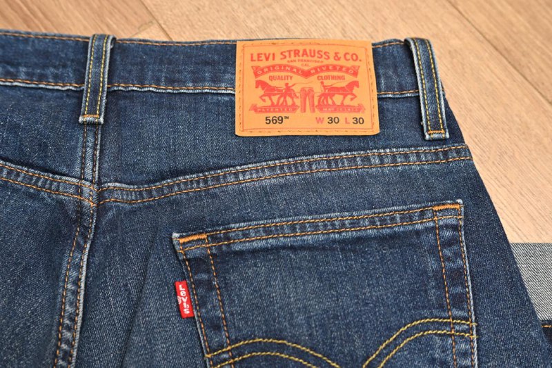 Женские джинсы Levi’s, юбка Zara, пиджак NAKD, мужские джинсы Levi’s, мужское пальто Zara 8