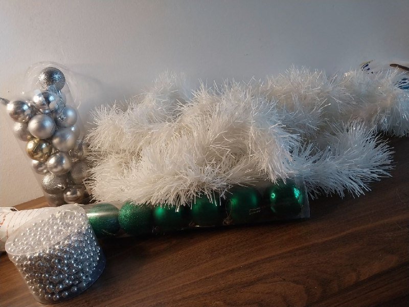 Новогодние украшения: шарики, бусы, мишура 2