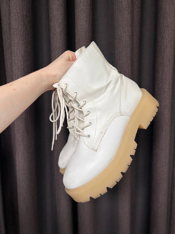 Белые ботинки bershka, кроссовки adidas superstar х Levi’s, джинсы bershka, юбка под замшу 1