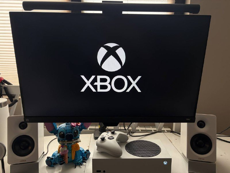 Xbox Series S 512GB с геймпадом и аксессуарами