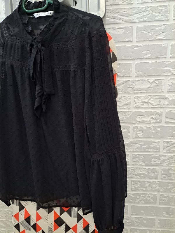 Брюки светлые, блуза чёрная, жакет розовый, пальто 2