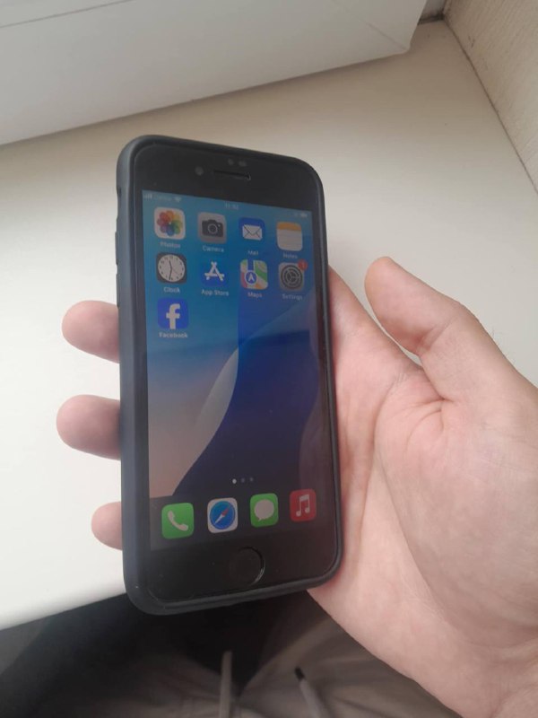 Iphone SE 2020 с чехлом и оригинальным USB