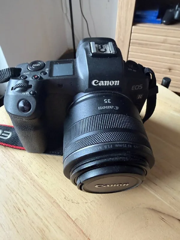 Беззеркальная камера Canon R, плёночная камера Nikon F4, плёночная мыльница Canon 1