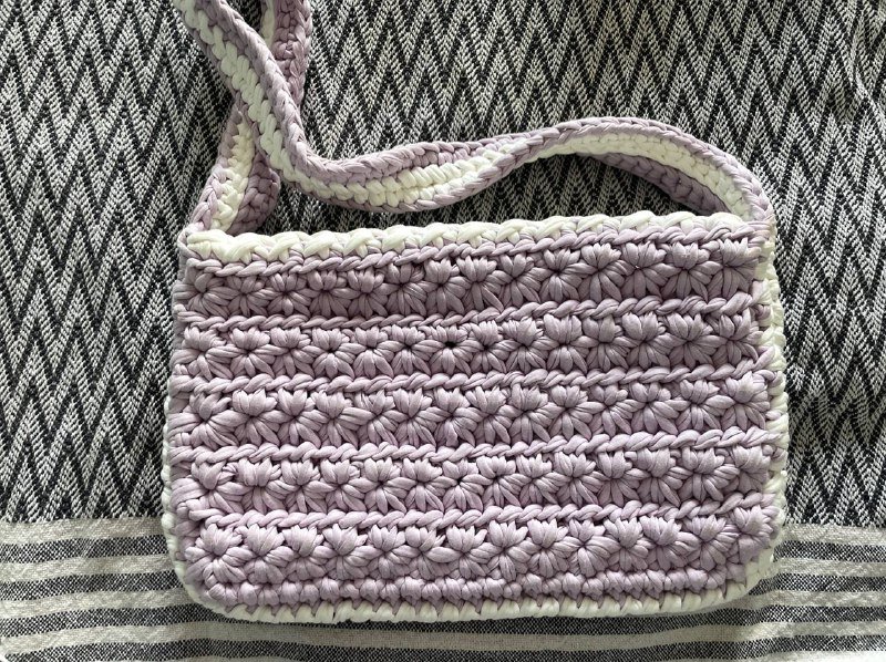 Вязаная сумка фиолетово-белая ручная работа