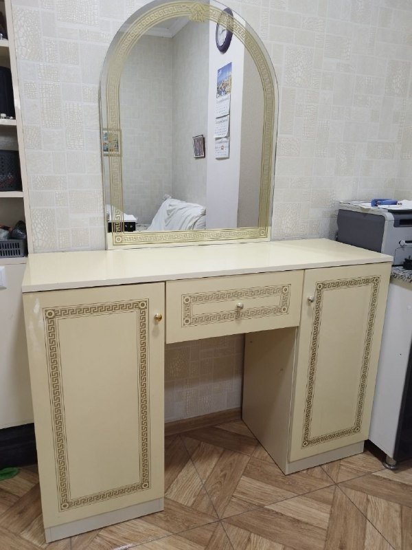 комод с зеркалом, две прикроватные тумбочки