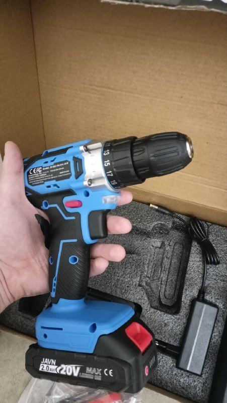 Шуруповерт с аккумуляторами и набором насадок