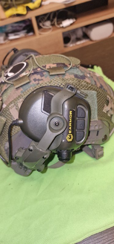 Страйкбольная тактическая каска FMA с чехлом и наушниками 4