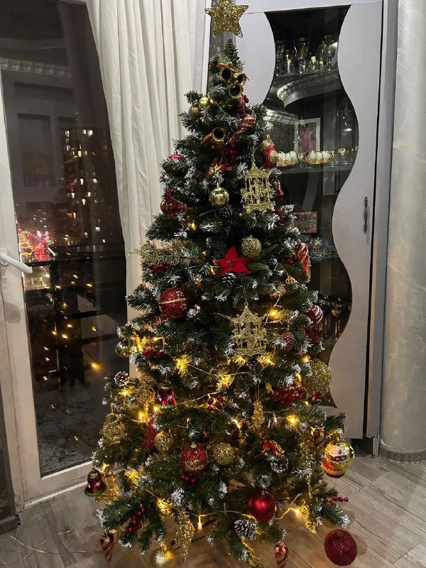 Ёлка с игрушками 2