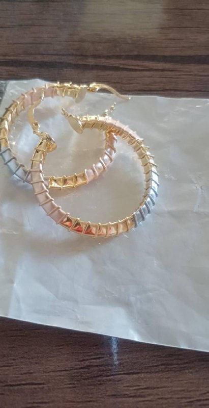 Серьги кольца золотистые с разноцветной отделкой