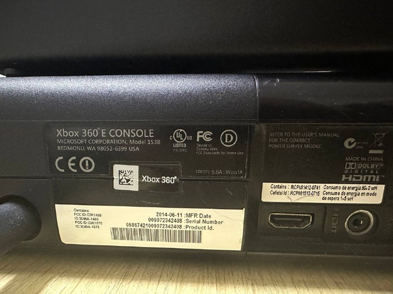 Игровая приставка Xbox 360, два контроллера