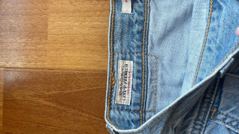 Джинсы Levi’s голубые, Шорты Levi’s черные, Босоножки черные, Фен 6