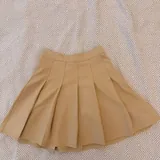 Бежевая юбка, зелёный жакет, белый комплект, красное платье 1