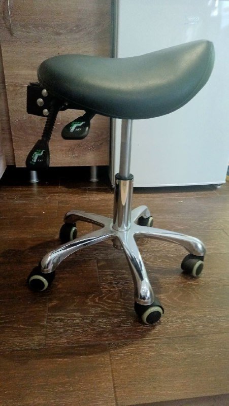 Коленный стул, стул-седло, коньки, графический планшет, кроссовки, книги 6