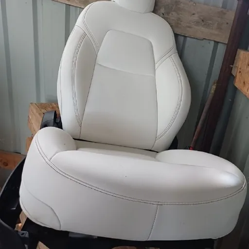 Переднее правое и заднее сиденья Tesla Model Y