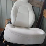 Переднее правое и заднее сиденья Tesla Model Y 1