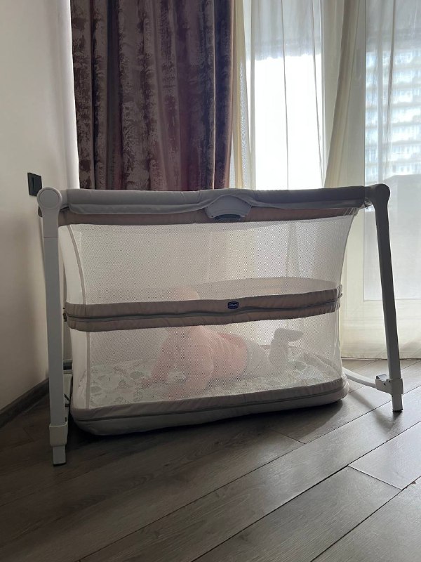 Детская кроватка Chicco с матрасом и простынкой 2