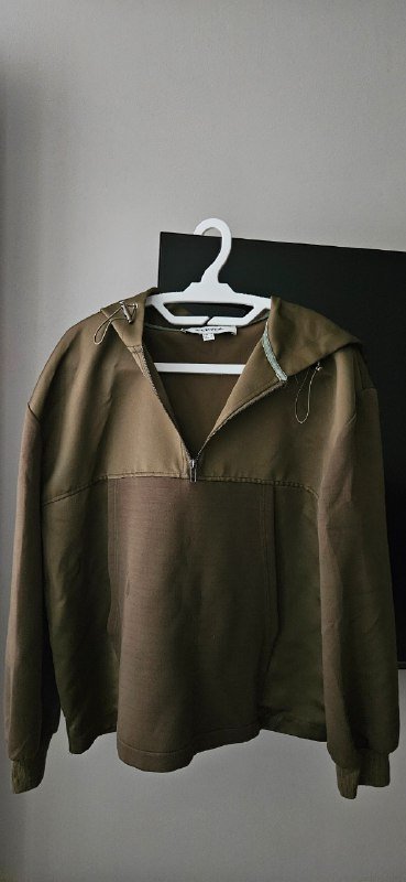 Пакет женской одежды размера S и бейсболка