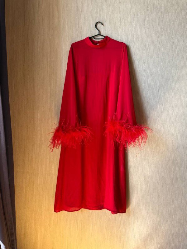 Красное платье, белое платье, безрукавка, белая сумка, брюки, куртка, кроссовки, босоножки