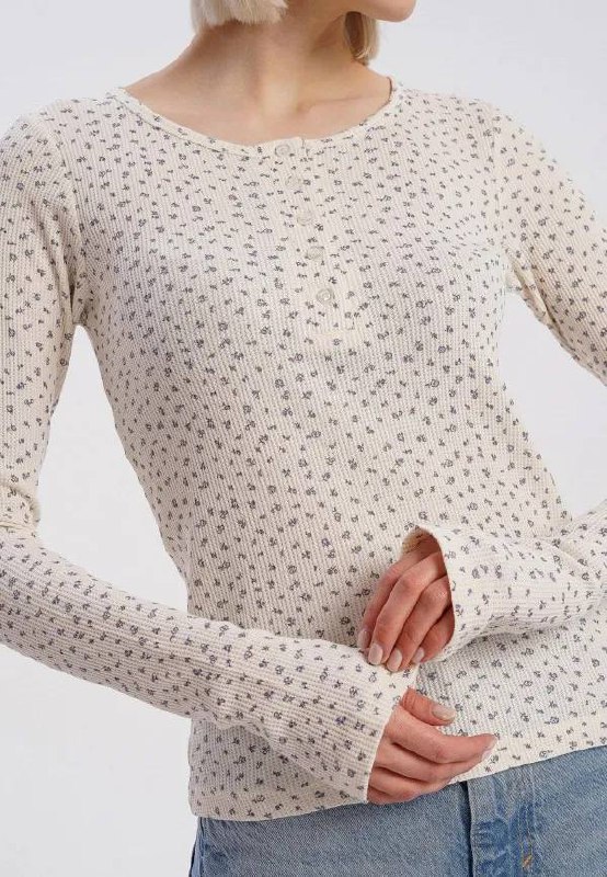 карандаш для бровей, кеды замшевые, гольф Primark, кофточка Твое 7